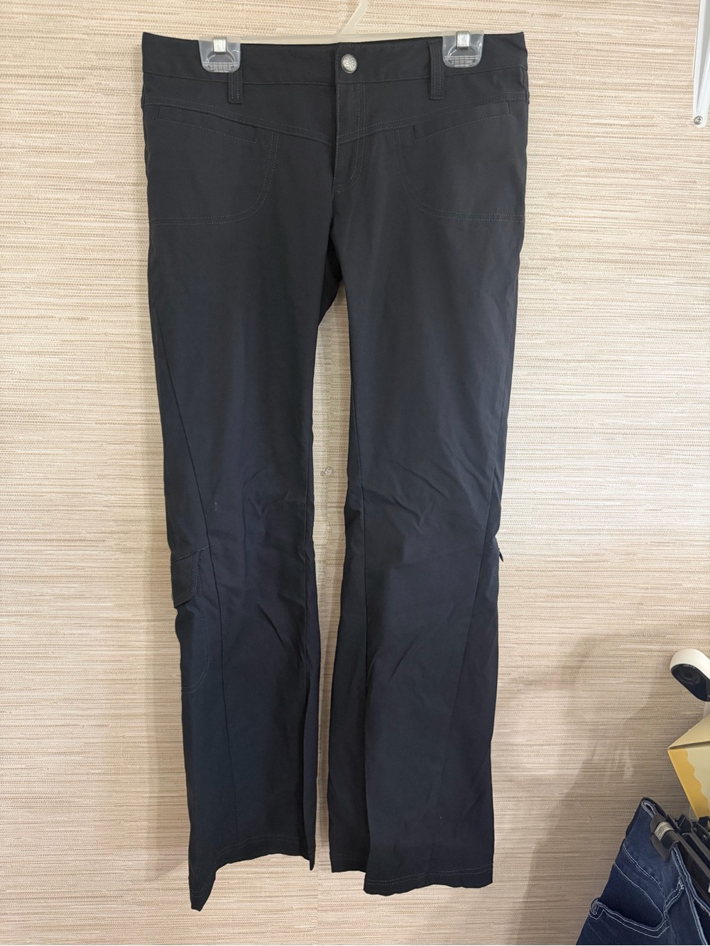 Athleta Black Dry Dripper Cargo pants size 6